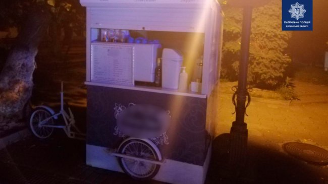 У центрі Луцька двоє молодиків вночі проникли до велокав’ярні