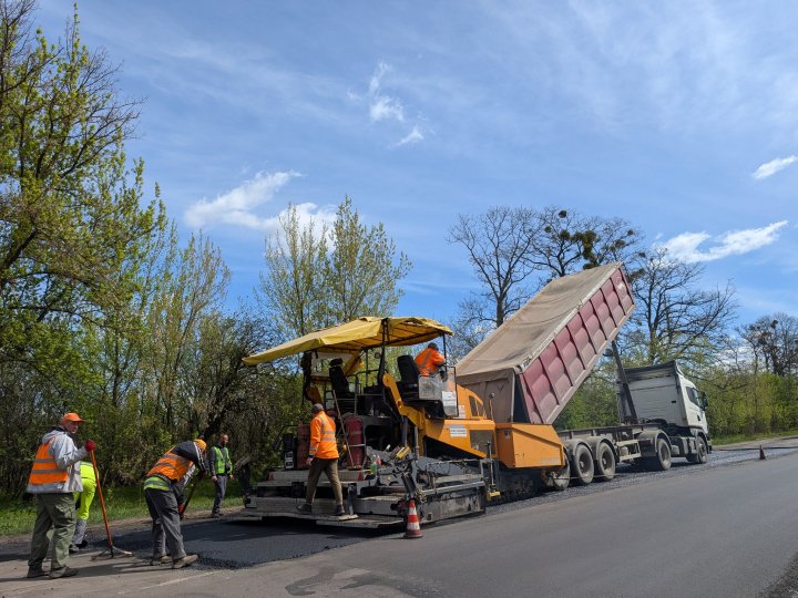 На волинських дорогах латають ями. ФОТО