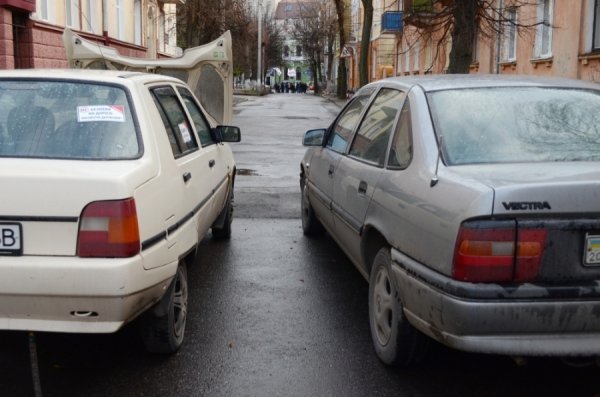Страйк у Тернополі: над  «білим домом» підняли червоно-чорне знамено. ФОТО