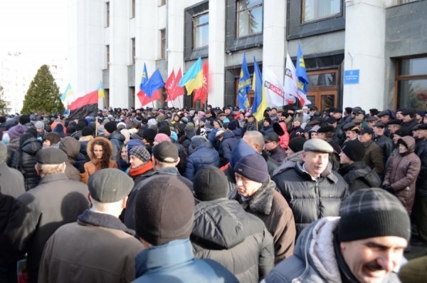 Страйк у Тернополі: над  «білим домом» підняли червоно-чорне знамено. ФОТО