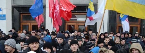 Страйк у Тернополі: над  «білим домом» підняли червоно-чорне знамено. ФОТО