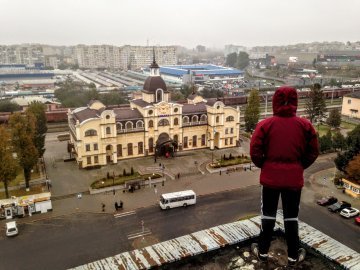 Екстремал опублікував відео і фото з дахів ЦУМу та «Будинку архітектора» 