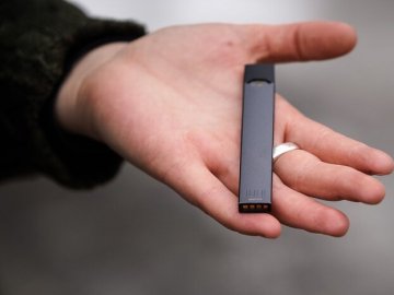 Українців штрафуватимуть за куріння електронних цигарок