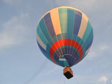 Показали, як у небо над Луцьком піднімають велетенські повітряні кулі. ВІДЕО