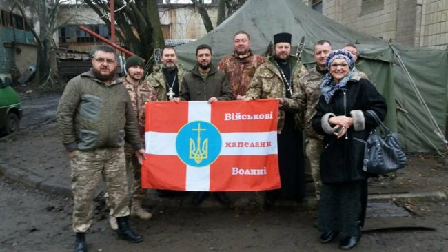 Для церкви у Волновасі освятили накупольні хрести