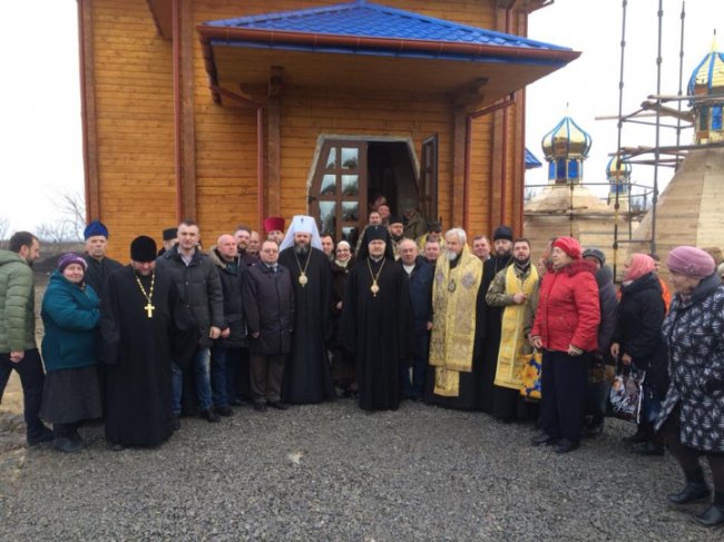 Для церкви у Волновасі освятили накупольні хрести