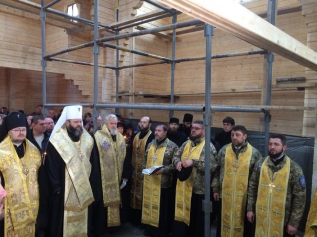 Для церкви у Волновасі освятили накупольні хрести