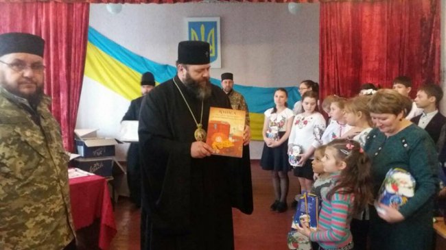 Для церкви у Волновасі освятили накупольні хрести