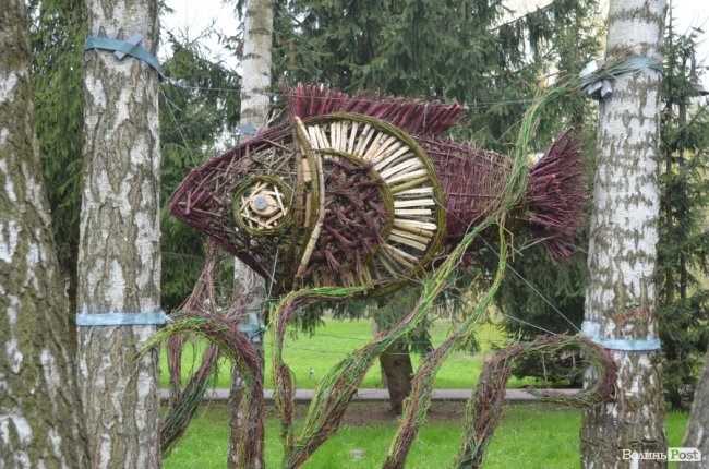 У луцькому парку «оселилися» велетенська риба, кінь і мавки. ФОТО