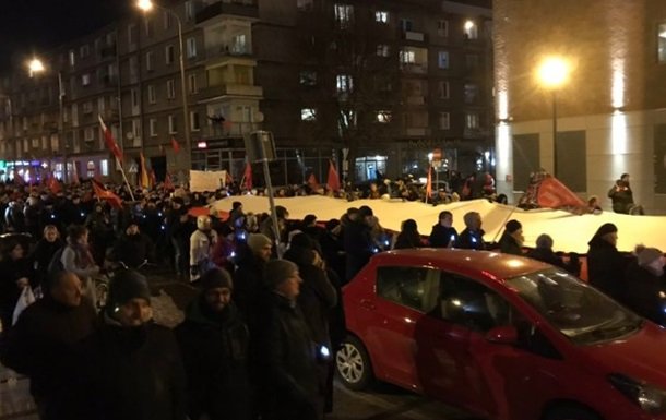 Тисячі поляків провели  в останню путь вбитого мера Гданська. ФОТО