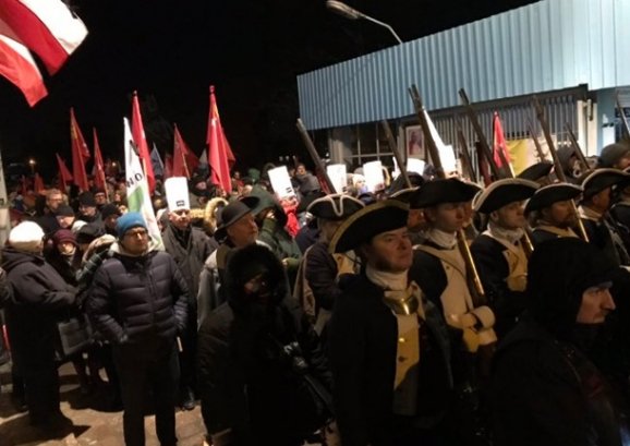 Тисячі поляків провели  в останню путь вбитого мера Гданська. ФОТО