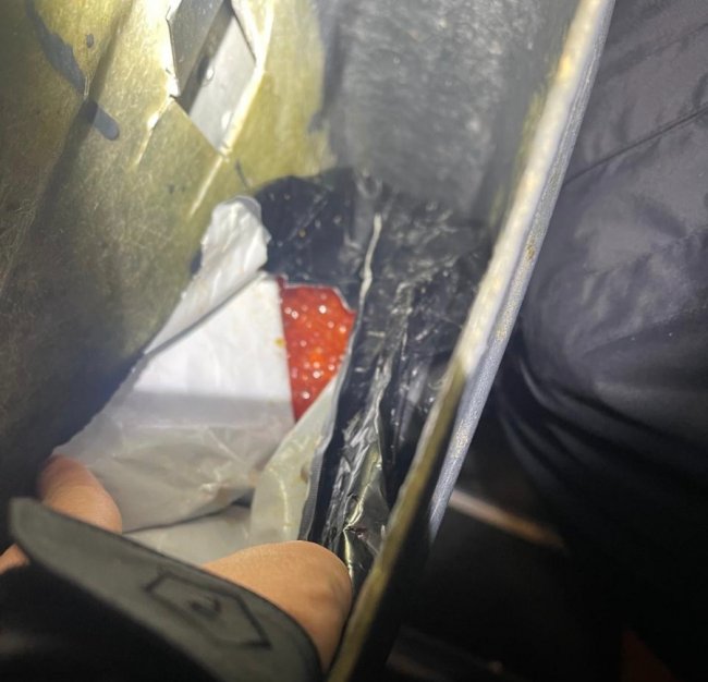 У смітнику – 20 кг ікри, в багажнику –  сотні блоків рідини для сигарет: таку знахідку в «Устилузі» виявили у водія автобуса