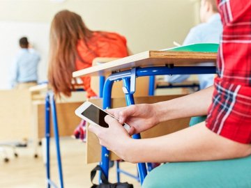 У луцьких школах на уроках вчителі відбирають в учнів телефони. ВІДЕО