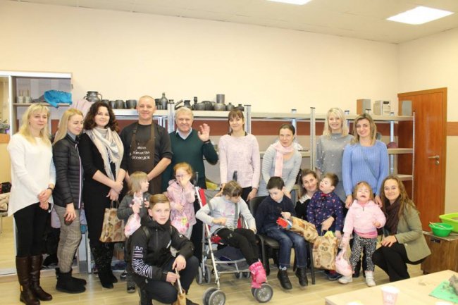 На Волині особливі діти ліпили посуд із глини