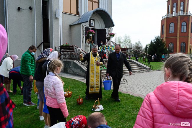 У Луцьку вже почали освячувати великодні кошики. Фото