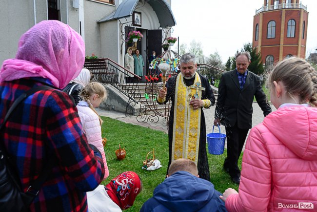 У Луцьку вже почали освячувати великодні кошики. Фото