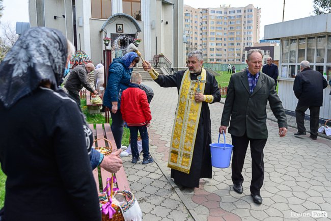 У Луцьку вже почали освячувати великодні кошики. Фото