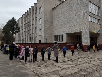 У Луцьку 300 учнів вийшли на руханку до дня української писемності. ВІДЕО