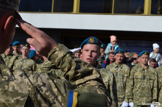 «Нам є що захищати»: урочиста посвята ліцеїстів у Луцьку.  ФОТО