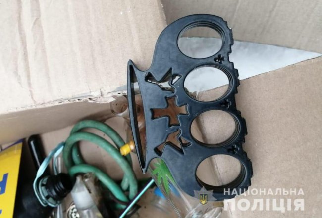 Психотропи, пістолет та кастет: волинська поліція затримала наркоділка. ФОТО