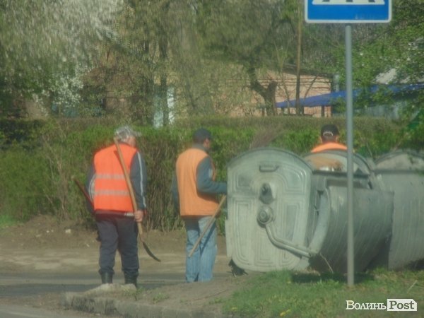 Вулиці Луцька прибирають «дідівськими» методами. ФОТО. ВІДЕО