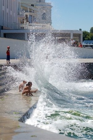 Діти та море. Прогулюючись по набережній Севастополя, серпень 2009 року Автор - Костянтин Баран