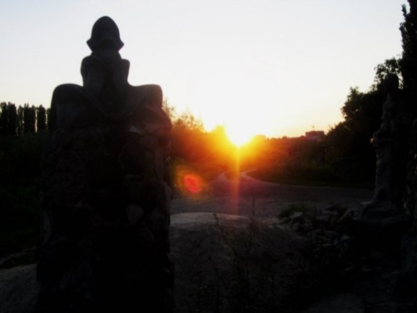 Луцьк, поблизу Будинку архітектора, вул. Лютеранська. Фото зроблене у вечір на Івана Купала 6 липня 2013 року. Автор – Анна Кирилюк.