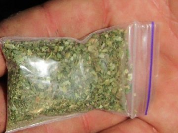 У Луцьку патрульні спіймали чотирьох молодиків з наркотиками