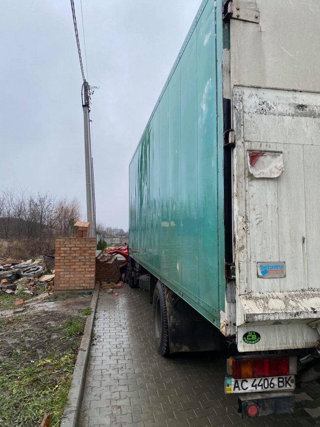 У Луцьку водій вантажівки розтрощив бетонну арку. ФОТО