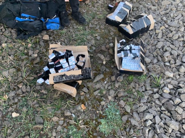 На Волині «на гарячому» спіймали чоловіка, який завантажував у потяг контрабандні сигарети