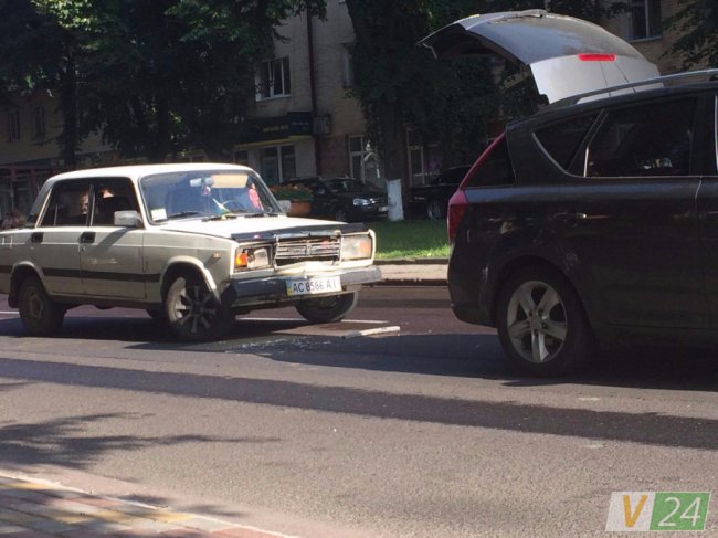 Відволікся на телефон: у центрі Луцька – аварія