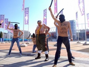 FEMEN вивели на вулиці Києва Лукашенка. ФОТО.