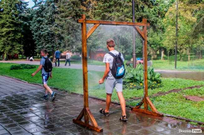 Стир, фонтани і вуличні душі: як у Луцьку рятуються від спеки. ФОТО
