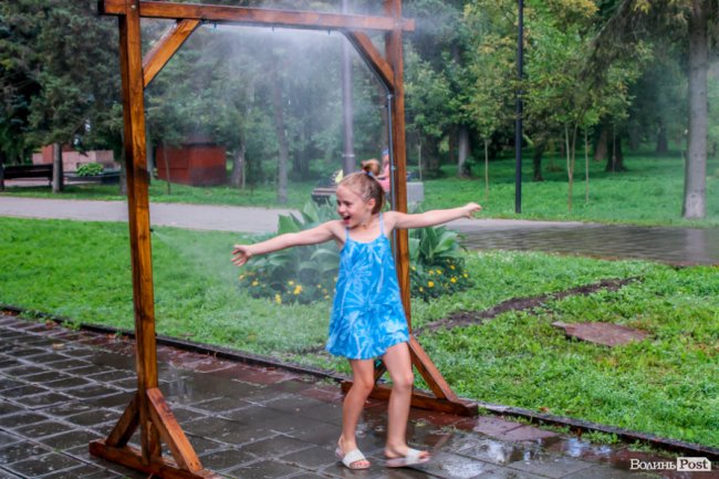 Стир, фонтани і вуличні душі: як у Луцьку рятуються від спеки. ФОТО