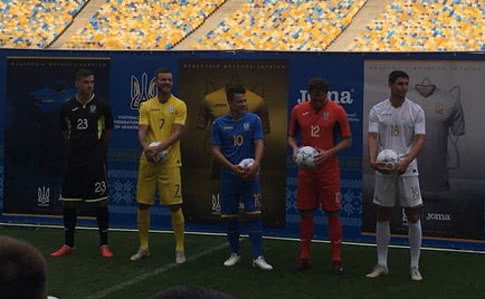 На формі футбольної збірної України з'явився напис «Слава Україні»
