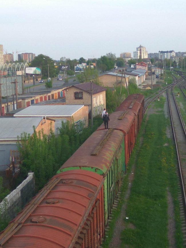 У Луцьку підлітки влаштували небезпечні ігри на даху вагону. ФОТО. ВІДЕО
