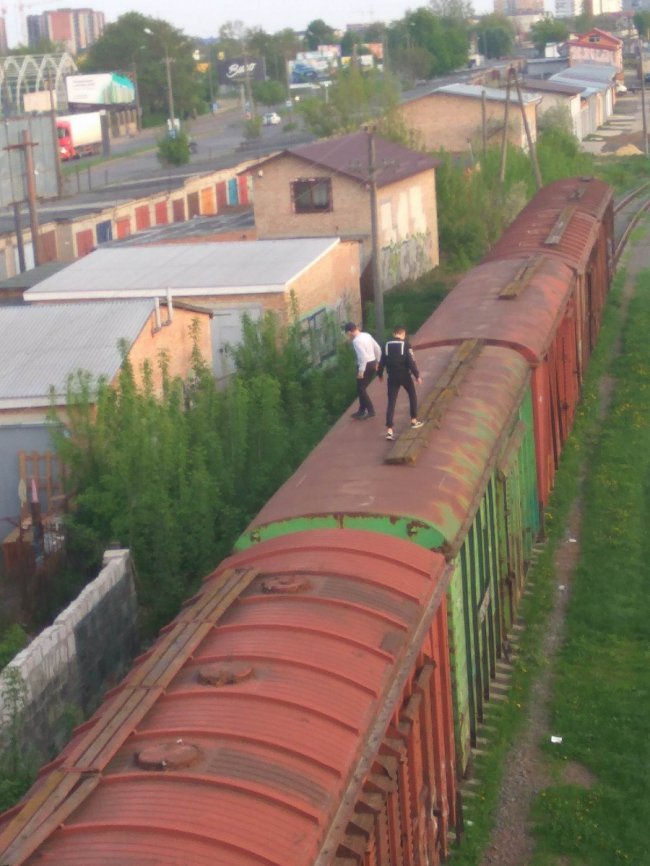 У Луцьку підлітки влаштували небезпечні ігри на даху вагону. ФОТО. ВІДЕО
