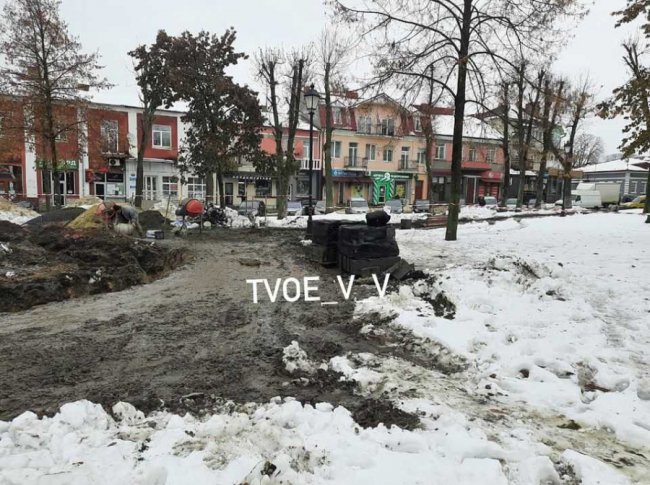 Ремонт в мороз: у Володимирській міськраді пояснили, що роблять у сквері Героїв Майдану