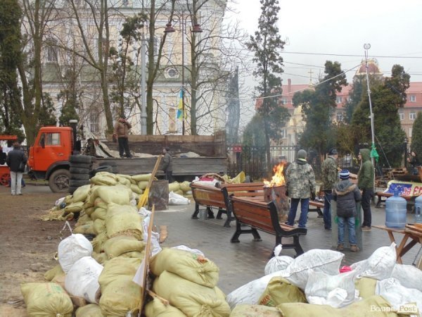 У Луцьку розбирають наметове містечко. ФОТО