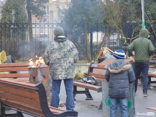 У Луцьку розбирають наметове містечко. ФОТО