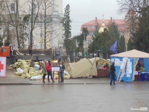 У Луцьку розбирають наметове містечко. ФОТО