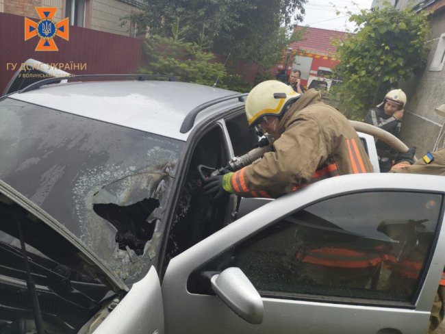 На Волині горіли дерев'яний житловий будинок і авто: відомі причини