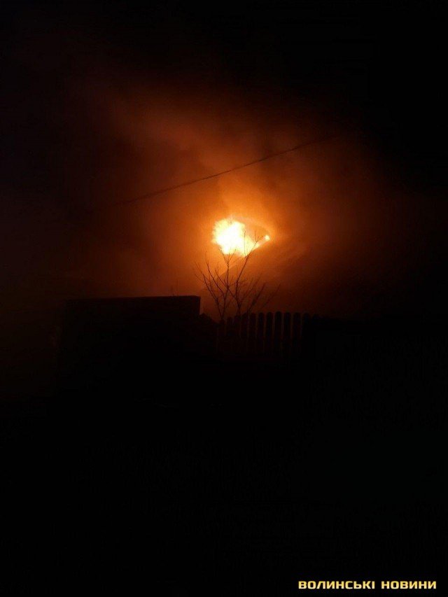 У Луцьку вночі горів  житловий будинок. ФОТО. ВІДЕО