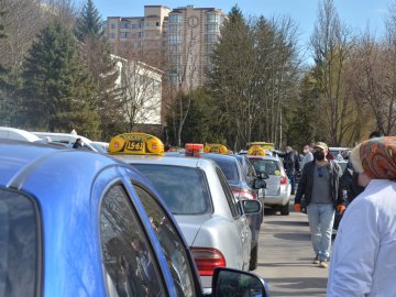 У Луцьку влаштували масову дезінфекцію таксі. ФОТО