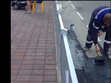 В Росії пофарбували асфальт, аби виглядав, як новий. ВІДЕО