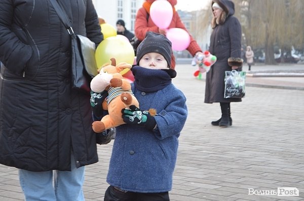 У центрі Луцька дітям роздавали печиво та подарунки. ФОТО