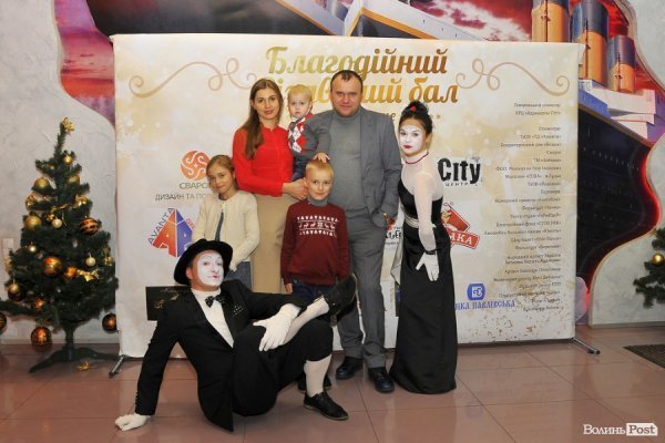 Фото різдвяного балу в Луцьку