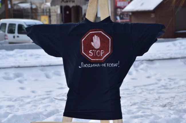 У Луцьку відкрили інсталяцію, яка розповідає про торгівлю людьми