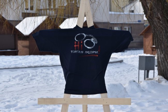 У Луцьку відкрили інсталяцію, яка розповідає про торгівлю людьми