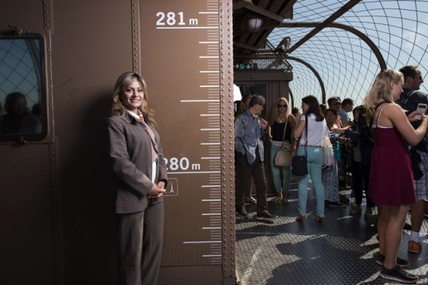 Ейфелева вежа тепер зі скляною підлогою. ФОТО